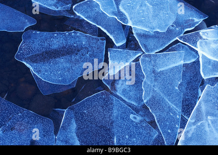 Tessons de glace sur le bord du loch congelé Banque D'Images