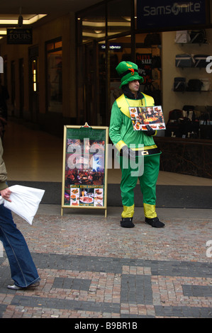 Barker portant des Leprechaun promouvoir de nouveaux Irish Pub Banque D'Images