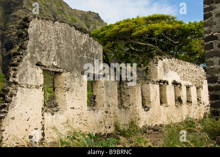 Ruines du Moulin à Sucre de Kualoa, Kamehameha Highway, Oahu, Hawaii. Banque D'Images