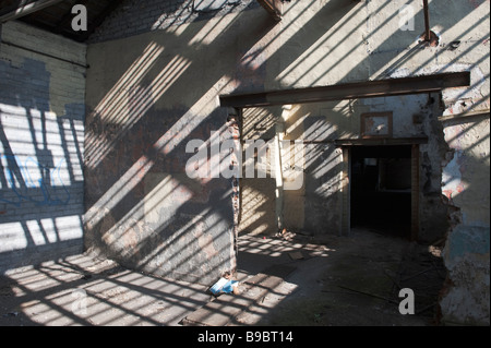 À l'intérieur d'un ancien bâtiment d'ardoises retirées prêt pour la démolition Banque D'Images