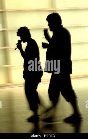 Silhouette d'un couple marche Banque D'Images