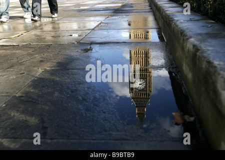 Big Ben ou la tour se reflète dans une flaque à la place du Parlement, Londres, Angleterre, le 11 février 2007. Akira Suemori Photo Banque D'Images