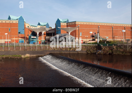 Weir sur "Rivière Don', Meadowhall, Sheffield, South Yorkshire, Angleterre' 'Royaume-Uni' Banque D'Images