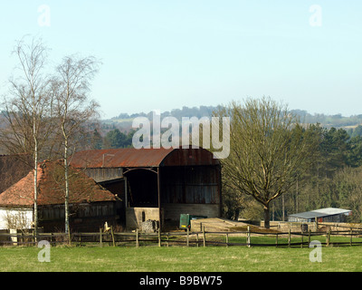 La campagne du Derbyshire avec ancienne grange et ferme. Banque D'Images
