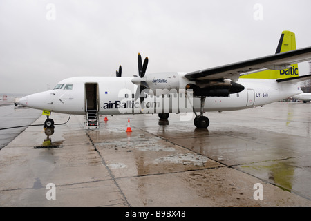 Un Fokker F27 de Passage 50 (alias Fokker 50, F50) l'Amitié 'commuter' plan d'airBaltic, à l'Aéroport International de Riga, Lettonie Banque D'Images