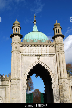 Passerelle d'entrée aux jardins du Royal Pavilion à Brighton East Sussex England Banque D'Images