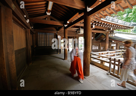 Miko. Le sanctuaire de Meiji complexe. Parc Yoyogi. Shibuya. Tokyo. Le Japon. Banque D'Images