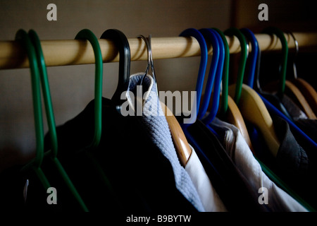 Vêtements accrochant dans un placard. Banque D'Images