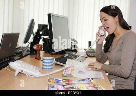 Jeune femme au travail Parution Modèle Banque D'Images