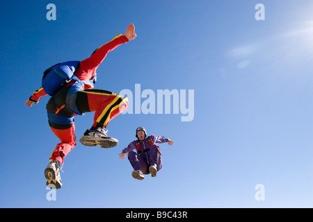 Deux sitflying les parachutistes en chute libre Banque D'Images