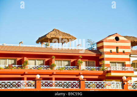 Porto Marina Resort and Spa hôtel fanrasy bâtiment architecture couleurs Méditerranée Egypte rouge Côte Nord Banque D'Images