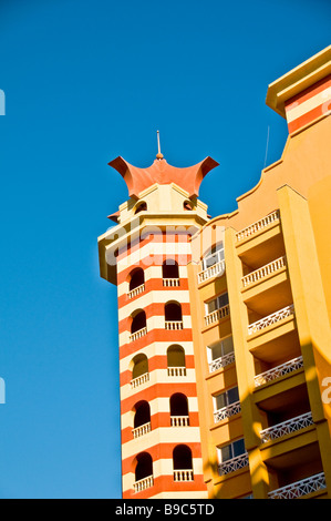 Porto Marina Resort and Spa hôtel fantasy bâtiment architecture couleurs Méditerranée Egypte rouge Côte Nord Banque D'Images