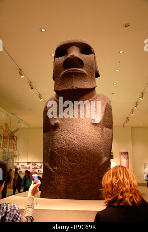 Les visiteurs du British Museum en face de l'île de Pâques les moaïs/sculpture, Hoa Hakananai'a. ISO 800 Banque D'Images