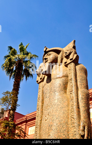 Musée du Caire Egypte Egypte antique statue sculpture en plein air avec palmier et ciel bleu Banque D'Images