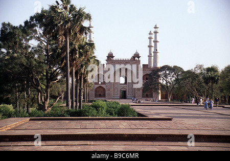 L'Inde, le Mausolée d'Akbar à Sikandra, près d'Agra, vue du sud de gatehouse Banque D'Images