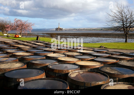 Scottish Oil Industry Drilling Rig in port & Scotch Whisky Barriques at Dalmore Distillery, Invergordon, Cromarty Firth, dans le nord de l'Écosse, Royaume-Uni. Banque D'Images