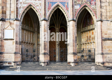 Porte d'or de la cathédrale Saint-Guy au Château de Prague, République tchèque. Banque D'Images