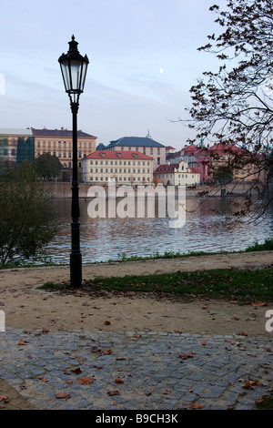 Vue du jardin de Staromestka quai de Vltava en automne, Prague. Banque D'Images