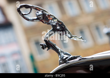 Praga avant-guerre statue emblème de voiture sur radiateur de voiture gros plan de l'enceinte. Banque D'Images