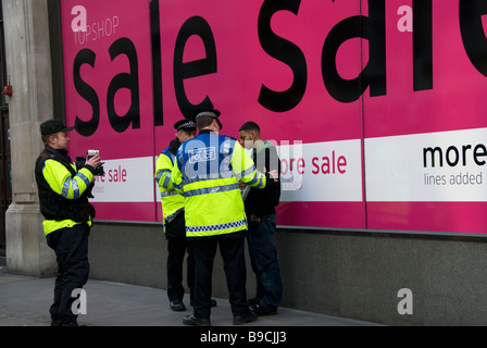 Arrêt de la police et la recherche des jeunes dans le centre de Londres Banque D'Images