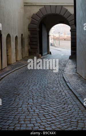 La tour noire du château de Prague porte d'entrée vue stree. Banque D'Images