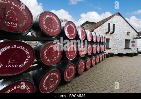 Barils de whisky à la distillerie Old Bushmills, Bushmills, comté d'Antrim, en Irlande du Nord Banque D'Images