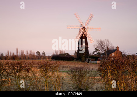 Moulin à vent négociant Sibsey Lincolnshire vu au crépuscule. Banque D'Images