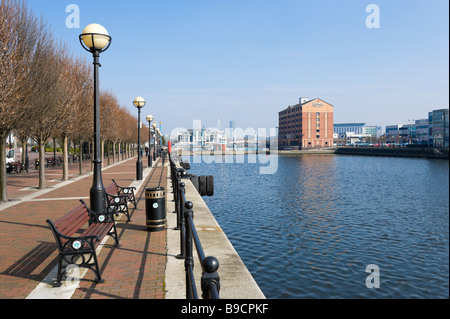 La promenade le long du Manchester Ship Canal et l'hôtel Express by Holiday Inn Hotel, Salford, Greater Manchester, Engla Banque D'Images
