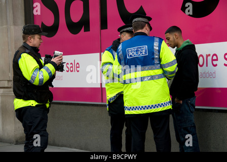 Arrêt de la police et la recherche des jeunes dans le centre de Londres Banque D'Images