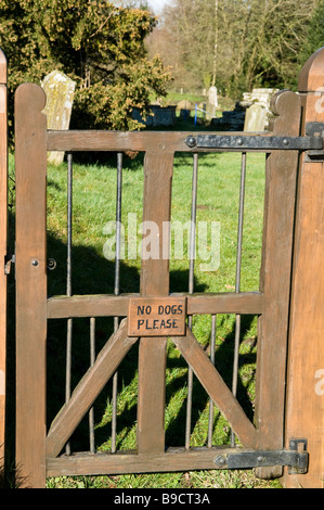 Pas de chiens veuillez signer à Aymestrey église paroissiale dans le Herefordshire Banque D'Images