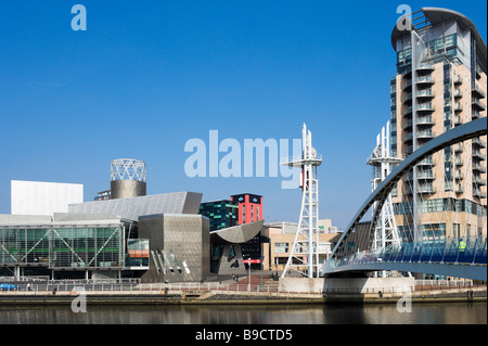 Le Lowry Art Gallery et millénaire passerelle vue de l'ensemble du Manchester Ship Canal, Salford Quays, Manchester, Angleterre Banque D'Images