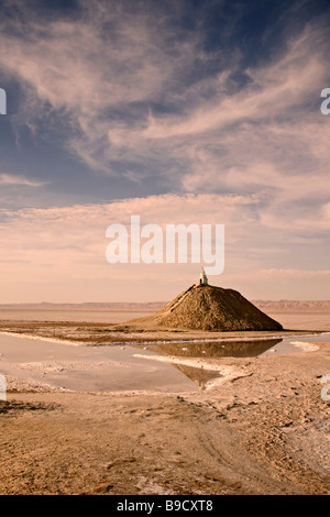 Tas de sel sur le lac de sel en hiver à Chott el-Jerid, la Tunisie sous ciel dramatique Banque D'Images