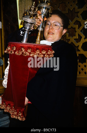 West London Synagogue Rabbi Tabick Habiller la Torah Banque D'Images