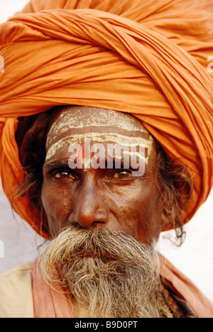 Varanasi (Bénarès) Sadhu hindou (saint homme) sur les ghats le long du Gange sacré Banque D'Images