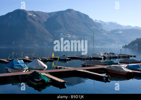 Les petits bateaux sur le lac de Lugano en Suisse Banque D'Images