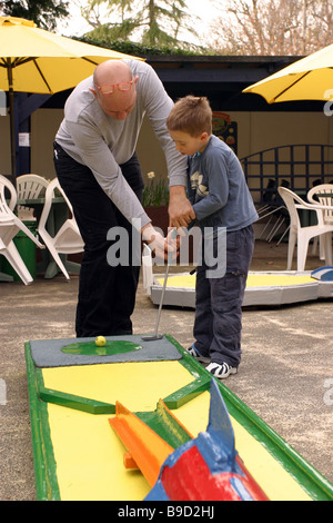L'enseignement du père fils comment jouer au golf Banque D'Images