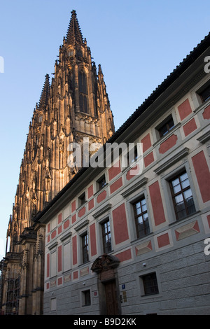 Vue sur la cathédrale Saint-Guy et le palais des archevêques, le château de Prague, République tchèque. Banque D'Images