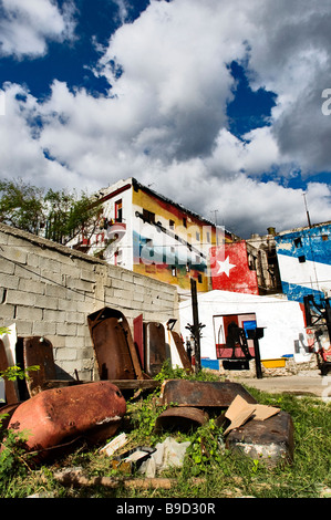 Old rusty baignoires s'asseoir dans un parc à ferrailles avec les murs peints de couleurs vives de callejon de Hamel en arrière-plan sur une journée ensoleillée Banque D'Images