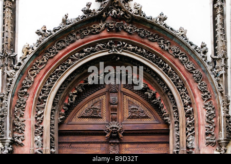 L'Hôtel de ville de la vieille ville (Staromestske namesti) archway porte bois sculpté, Prague, République tchèque. Banque D'Images