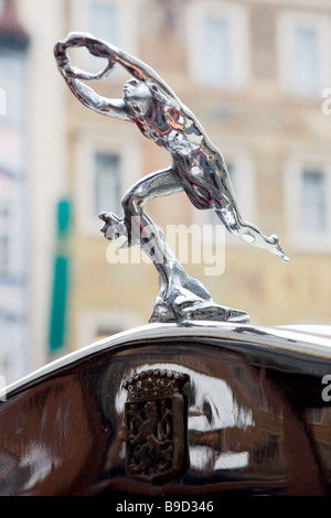 Praga avant-guerre statue emblème de voiture sur radiateur de voiture gros plan de l'enceinte. Banque D'Images