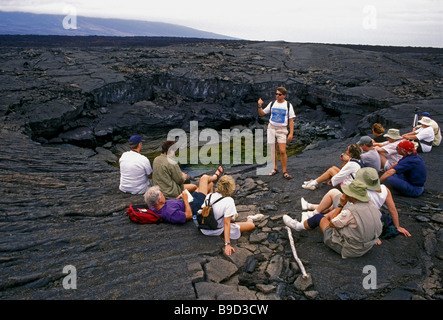 Visite guidée, groupe touristique, pahoehoe lave, l'île de Fernandina, l'Île Narborough, Province de Galápagos, îles Galapagos, Equateur Banque D'Images