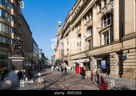 Boutiques sur St Ann's Square à la nouvelle cathédrale vers Street dans le centre-ville, Manchester, Angleterre Banque D'Images