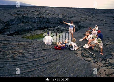 Visite guidée, groupe touristique, pahoehoe lave, l'île de Fernandina, l'Île Narborough, Province de Galápagos, îles Galapagos, Equateur Banque D'Images