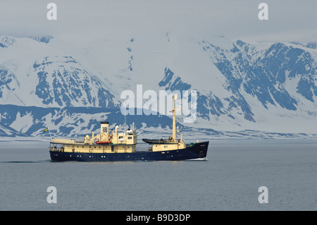 Bateau de croisière voile suédoise Origo par Prins Karls Forland, Spitsbergen, Svalbard. Juin 2008 Banque D'Images