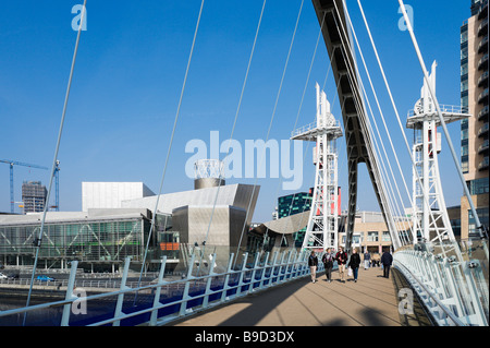 Le Lowry Art Gallery à partir de la passerelle du millénaire à travers le Manchester Ship Canal Salford Greater Manchester en Angleterre Banque D'Images