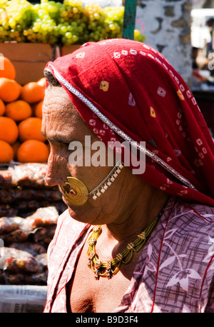 Une femme tribal avec un magnifique anneau dans le nez et des bijoux dans le dynamique marché Bikaner, Rajasthan, Inde. Banque D'Images