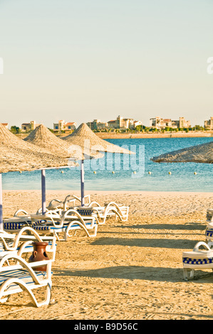 Chaises de plage Parasols Egypte Côte Nord Porto Marina Resort and Spa Hotel Banque D'Images