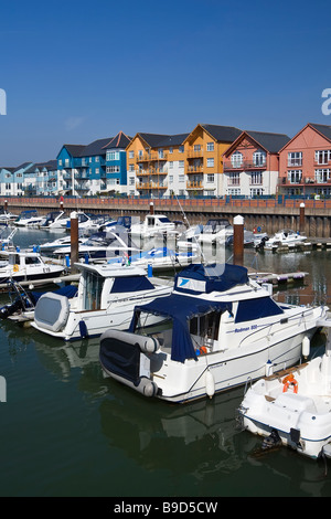 Bateaux amarrés et appartements, marina, Exmouth, Devon, UK Banque D'Images