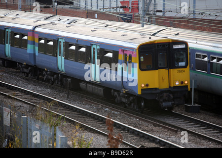 Un train de quitter la gare de Stratford dans l'Est de Londres Banque D'Images