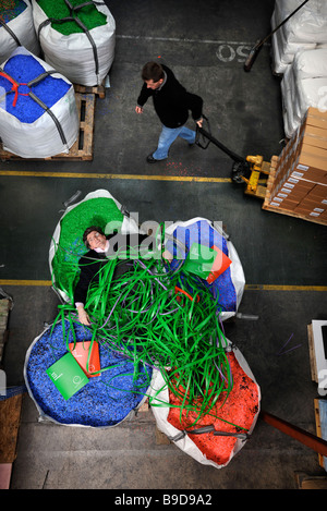 Sol de l'USINE À L'ENTREPRISE OÙ LES DÉCHETS PLASTIQUES DÉCHIQUETÉS REMARQUABLE UNE FOIS L'emballage peuvent être recyclés en nouveaux produits en plastique UK Banque D'Images